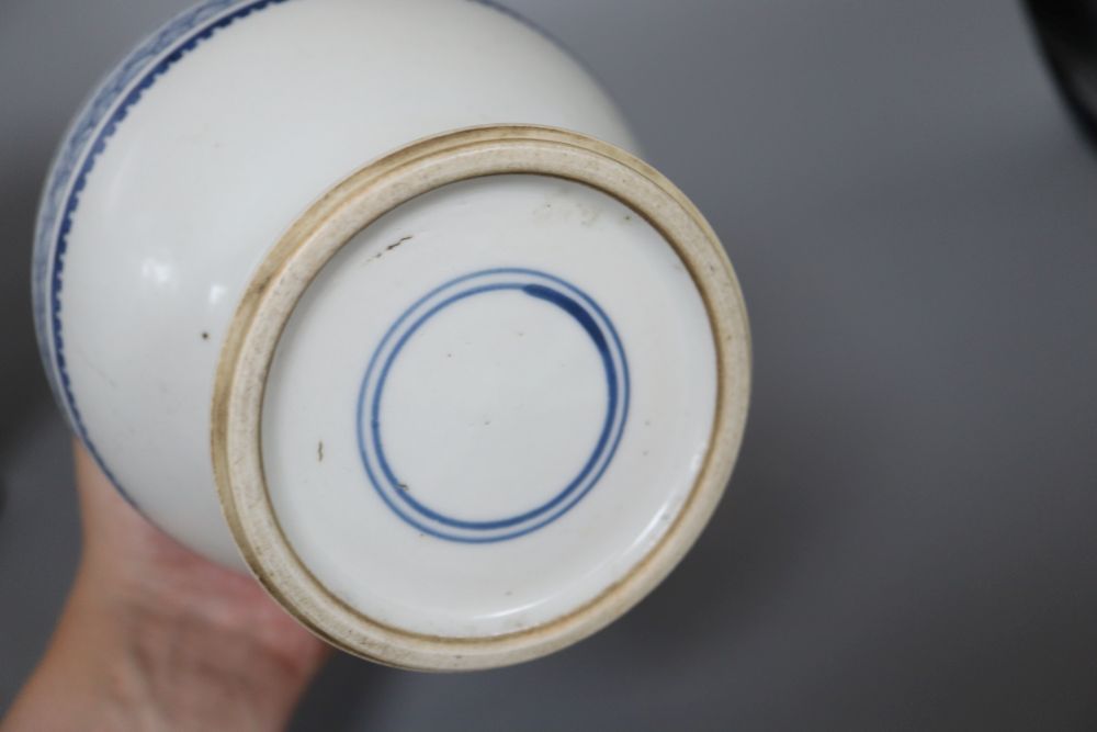A Chinese blue and white vase and a Delft vase, height 21cm